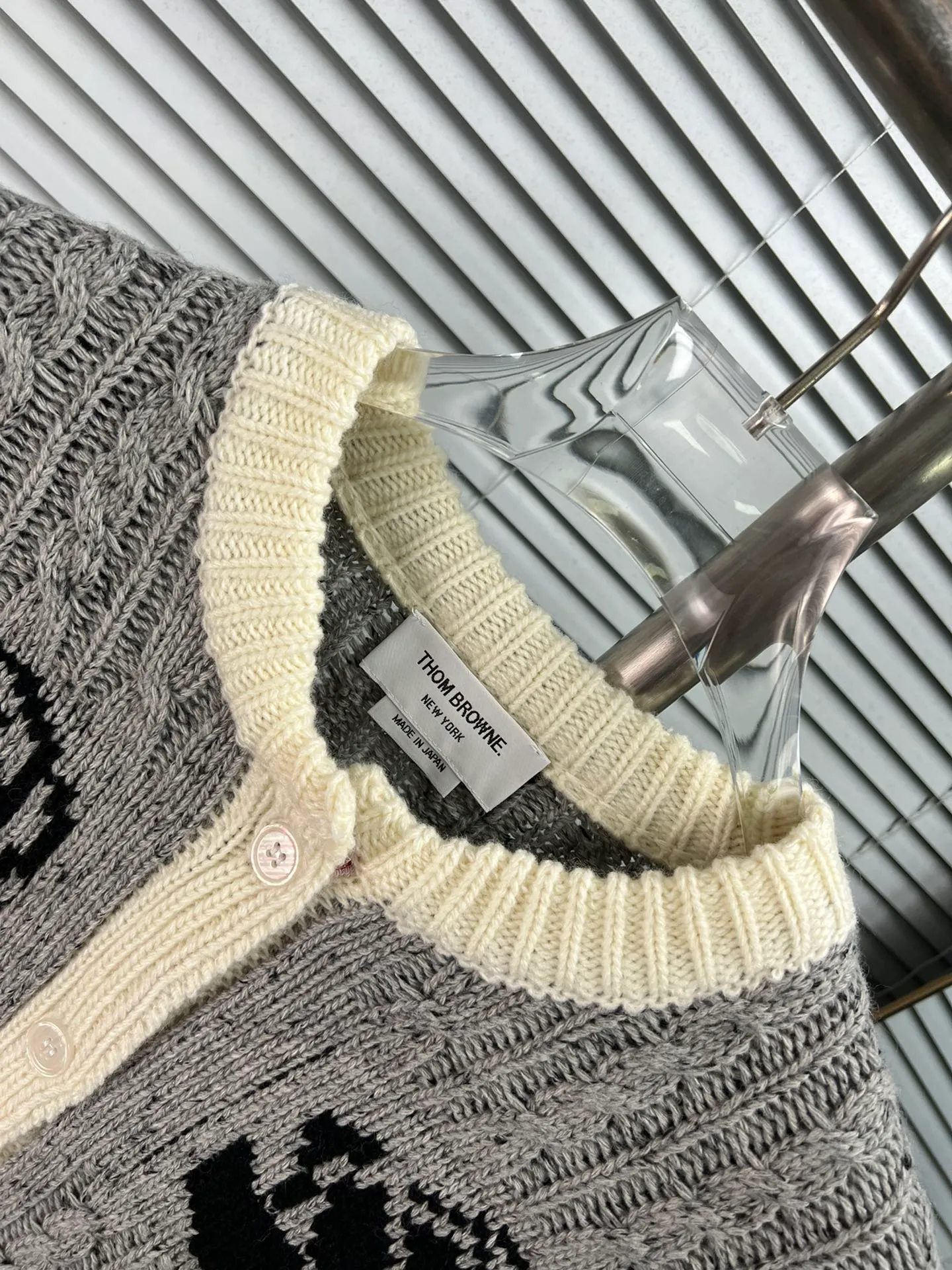 THOM BROWNE New Arrival 𝐃𝐞𝐭𝐚𝐢𝐥 ： TB ， ， ， ， ooookkkkkk ， ， ， ， T look jue 📍𝐂𝐨𝐥𝐨𝐮𝐫 ： 🆚Gray 📍𝐒𝐢𝐳𝐞Size：0.1.2 (S.M.L)